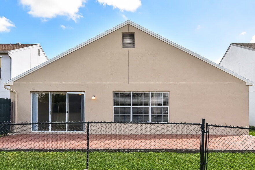 Building Photo - 22457 Middletown Dr