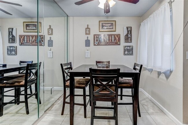 Building Photo - Spacious 2 bedroom 1 bathroom Condo with L...