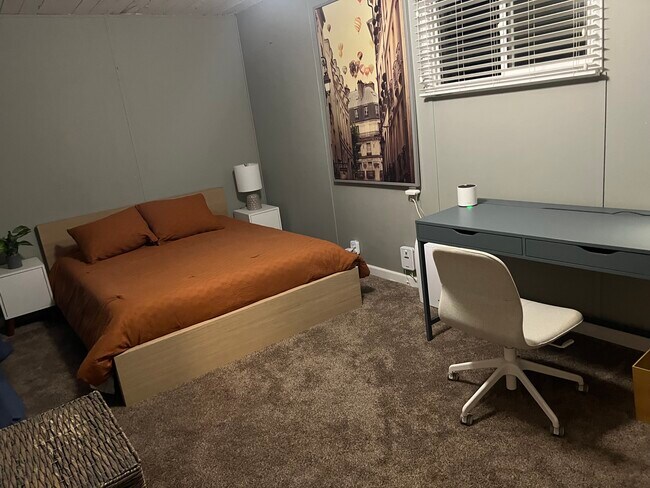 Building Photo - 1823 N Watts St