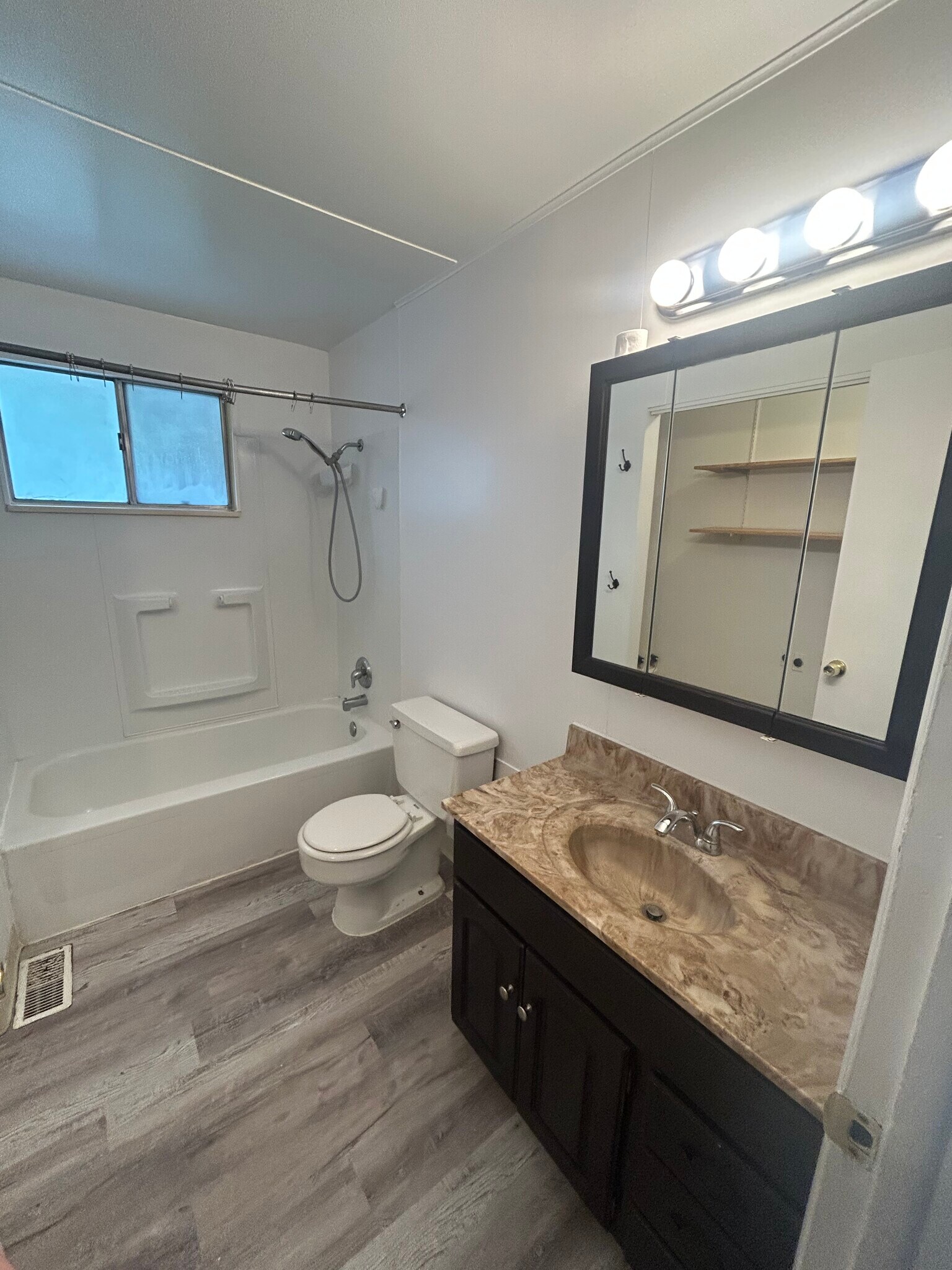 Bathroom (3) - 817 W Sage St