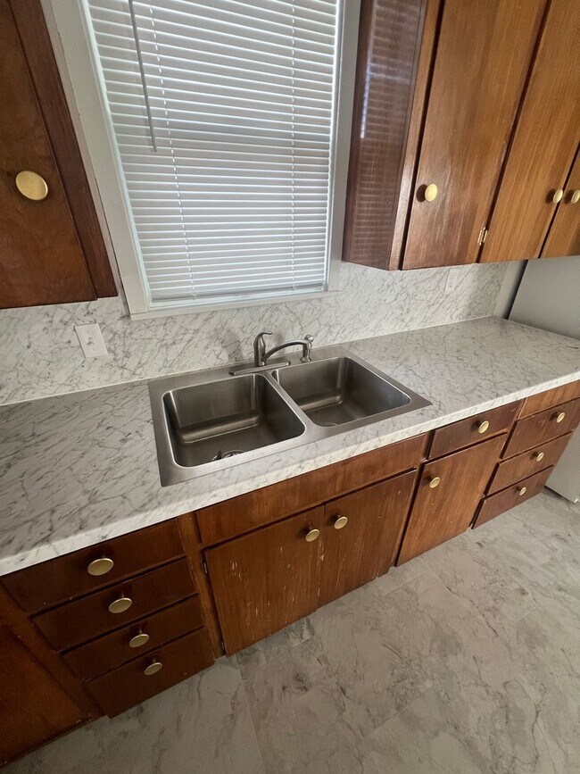 Building Photo - Charming Main Floor Apartment – 2 Bed, 1 B...