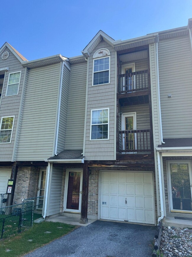 Building Photo - 120 Clover Ct