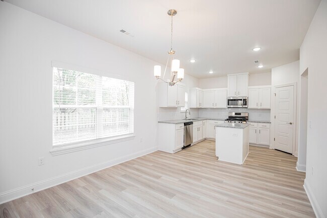 Building Photo - 4307 SW Bison St