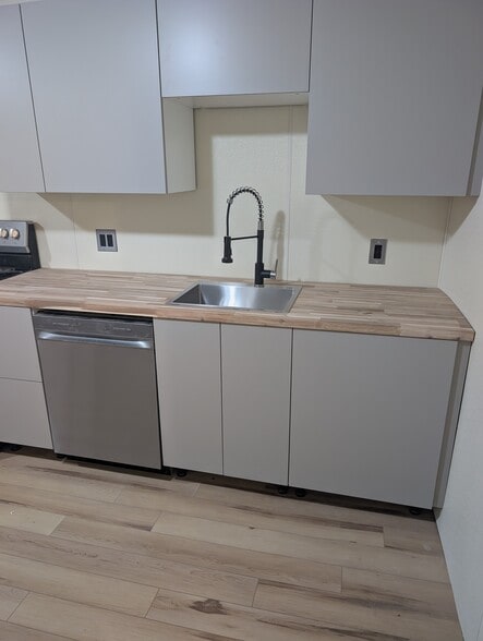 New kitchen - 212 Howard St