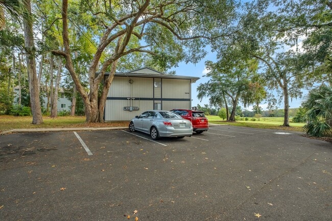 Building Photo - Completely renovated 2/1 on Golf Course!