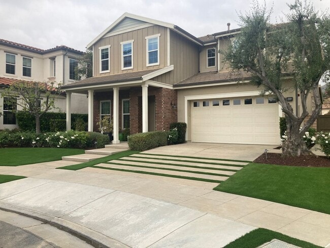 Building Photo - Exceptional Remodeled & Professionally Fur...
