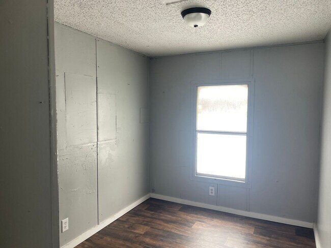 Building Photo - Country living with spacious front and backyard - 3 beds/ 2bath available now