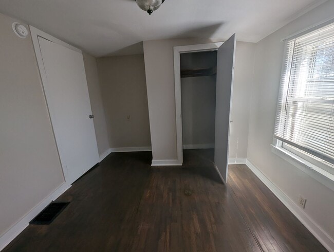 Building Photo - 2 Bedroom House