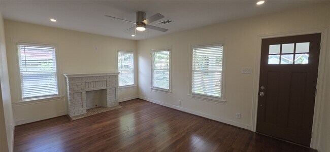 Building Photo - 2827 Robertson St