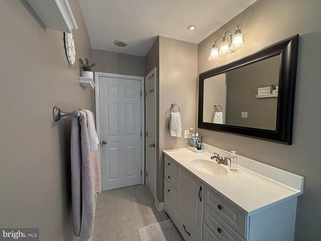 Building Photo - 30 Estate Rd