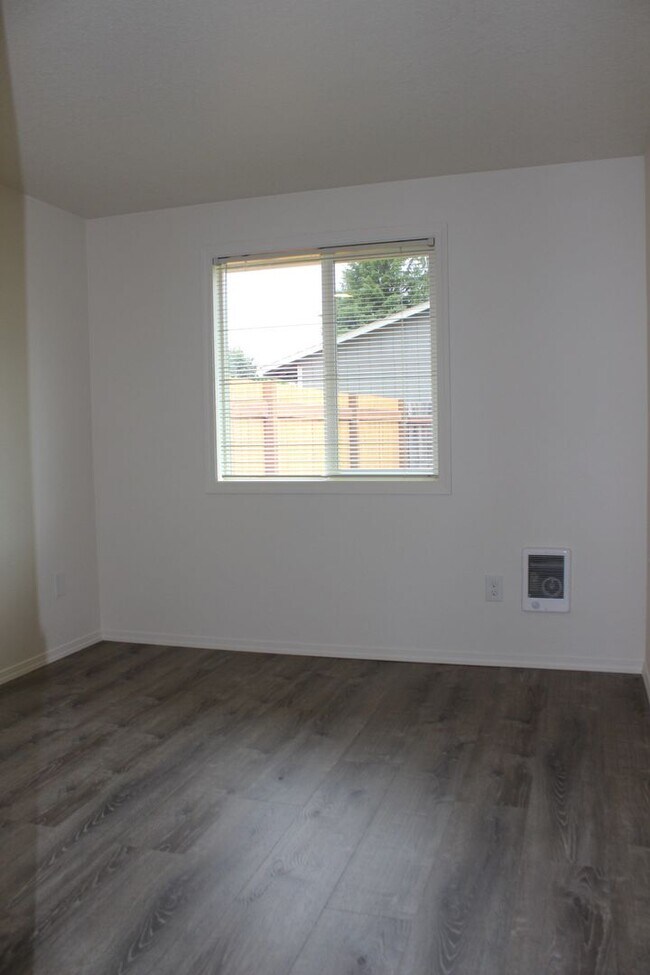 Building Photo - 3 bed single level home in SE Hillsboro