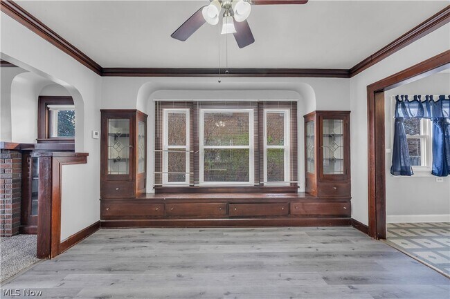 Building Photo - 1042 Mozina Dr