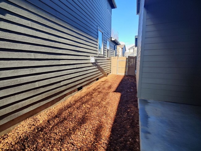 Building Photo - Beautiful 3x2.5 with fenced patio and upstairs bonus area