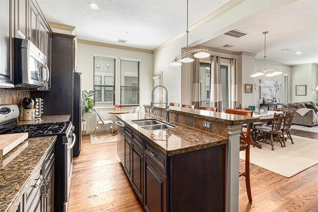 Building Photo - 1320 W 25th St