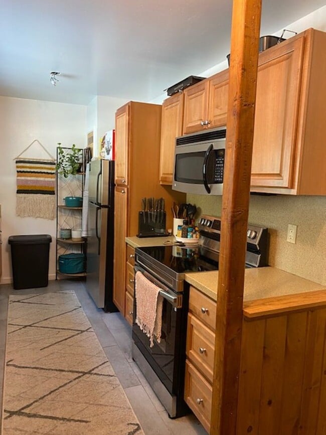Building Photo - Lovely 3 Bedroom Home with Upgrades Throug...