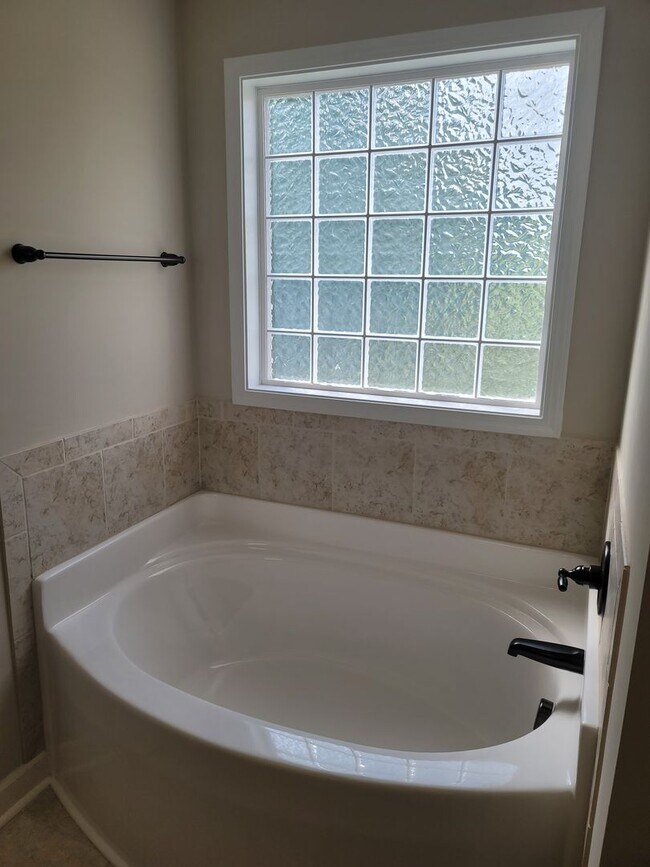 Building Photo - Beautiful 2 Story Home Located Outside of Fayetteville and Fort Bragg!