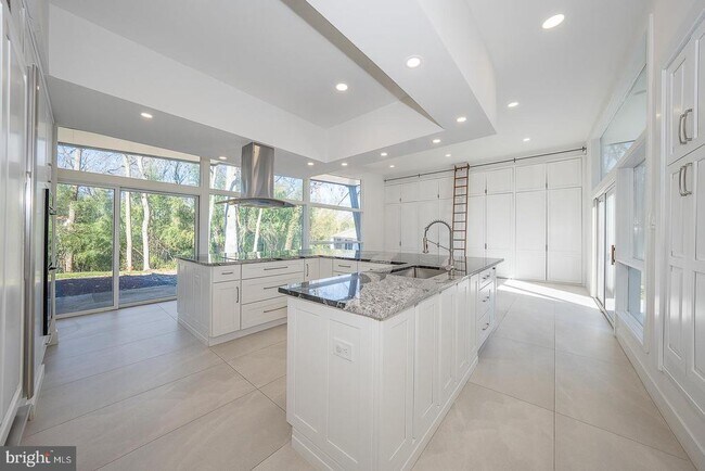 Building Photo - 39 Fairview Rd