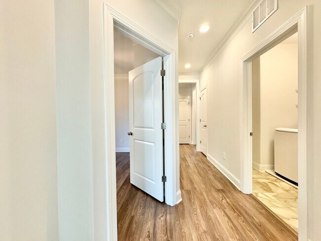 Building Photo - Updated 3 Bedroom High Point Condo with Large Bonus Room!