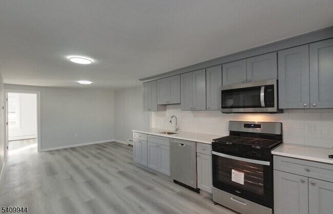 Building Photo - 130 1st St
