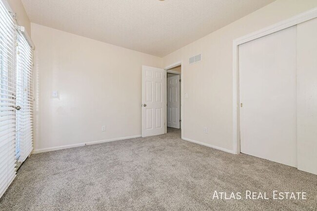 Building Photo - 906 SE 3rd Terrace