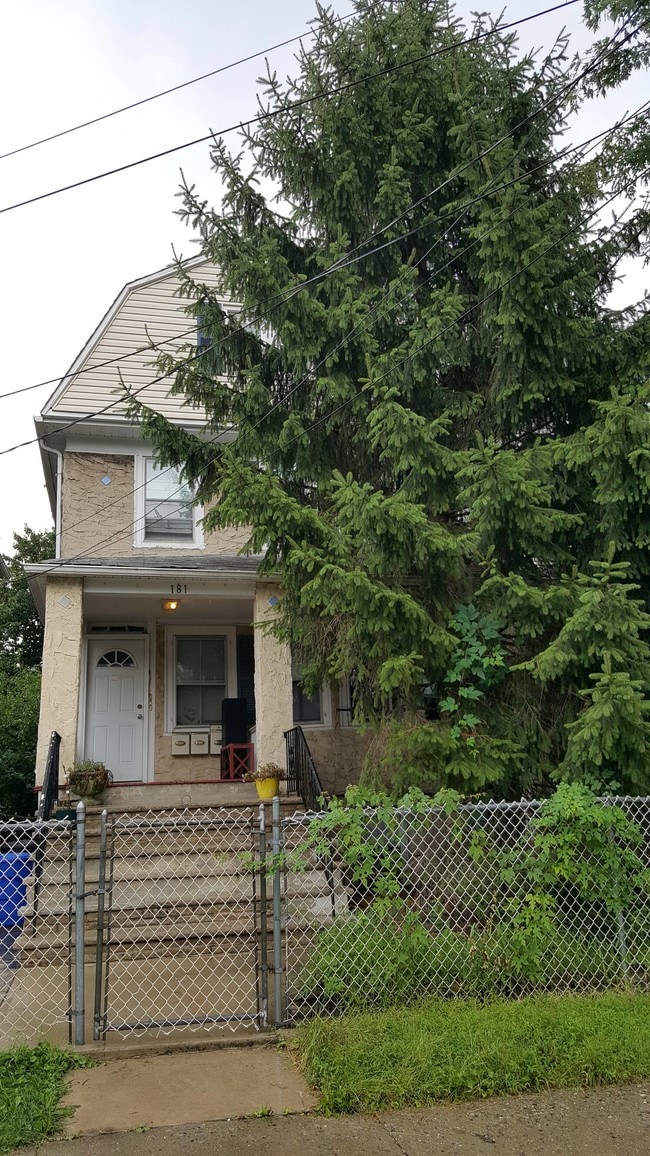 Building Photo - 181 Forest St