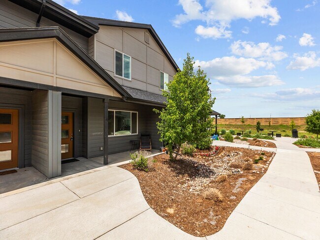 Building Photo - Beautiful 3 Bed 2.5 Bath Townhome in North East Fort Collins!