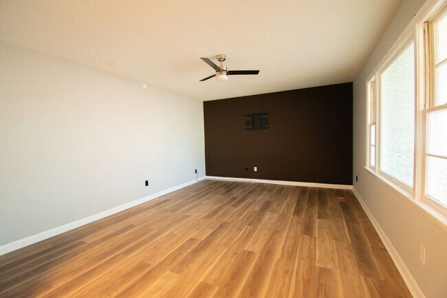 Building Photo - 3 Bedroom 2 Bathroom-Modern Upgrades