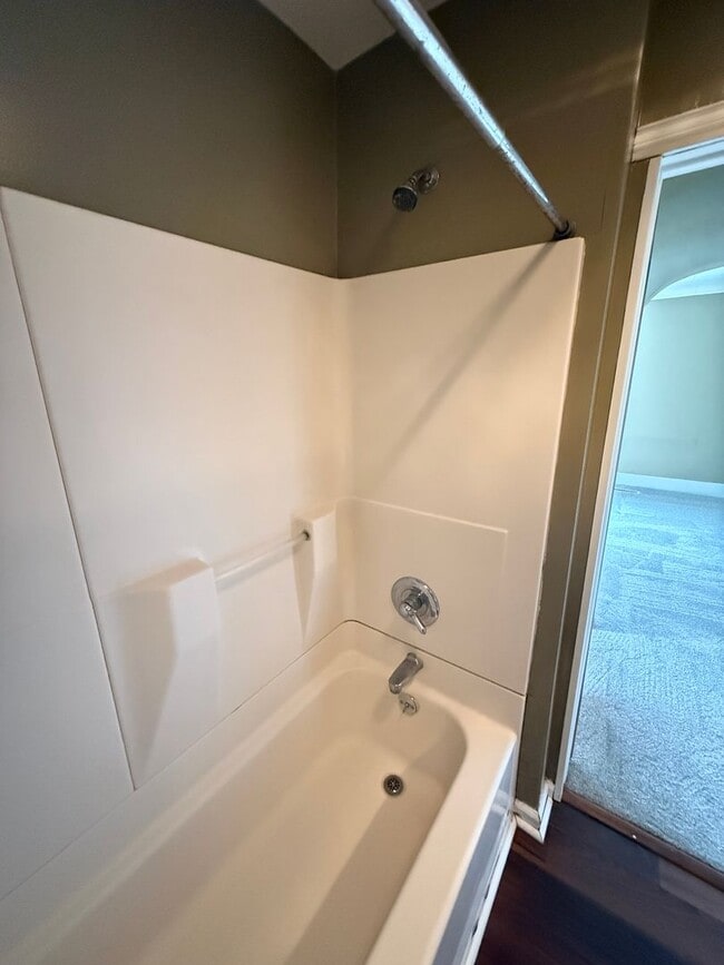 Building Photo - 404 E Bird-Charming single family home for rent in Vandercook Lake