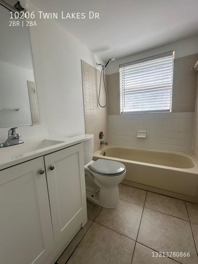 Building Photo - 10206 Twin Lakes Dr