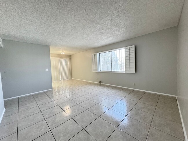 Building Photo - 1420 E Vegas Valley Dr