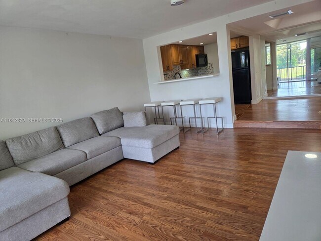 Building Photo - 3750 Inverrary Dr