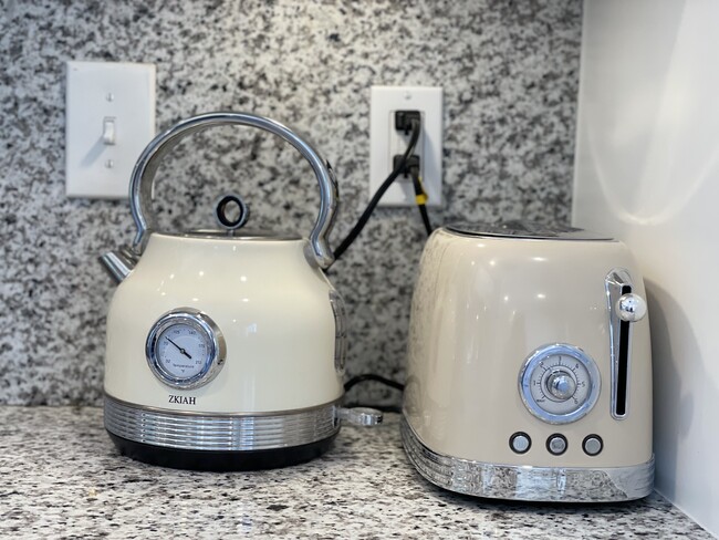 Kitchen small appliances - 7510 Dickens Ave