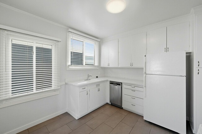 Building Photo - 4439 Kirkham St