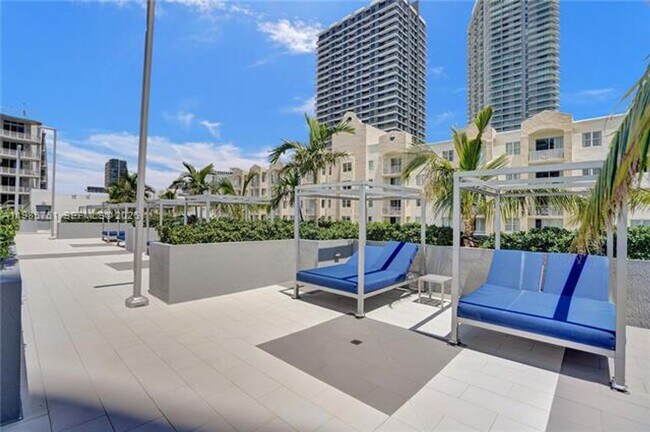 Building Photo - 480 NE 30th St