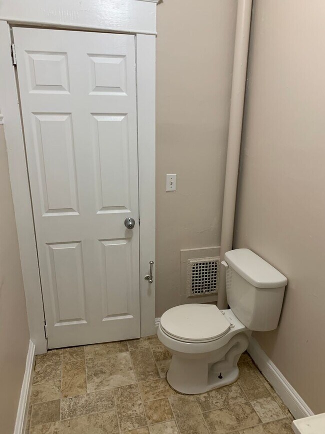 Building Photo - 168 Downs St