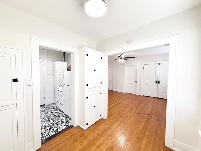 Building Photo - 1126 Berthea St