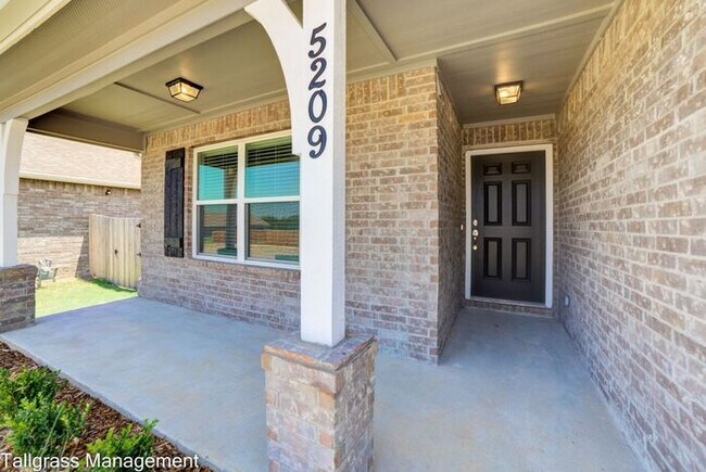 Building Photo - Beautiful 4/2.5/2 in Sand Springs!