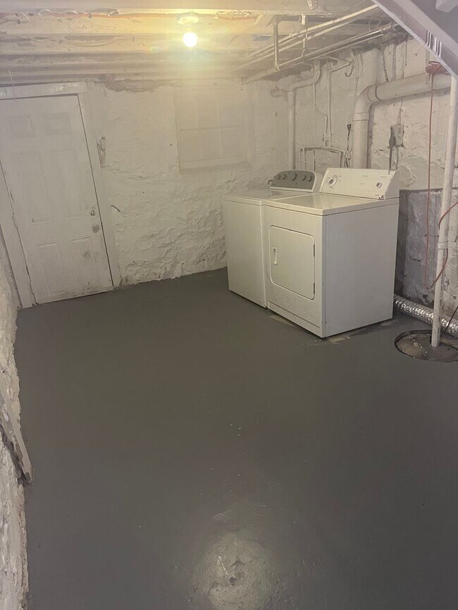 Building Photo - Spacious 3 bedroom 1.5 Bathroom Townhome
