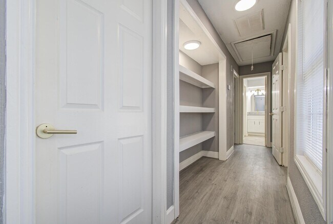 Building Photo - 556 Brandon Rd