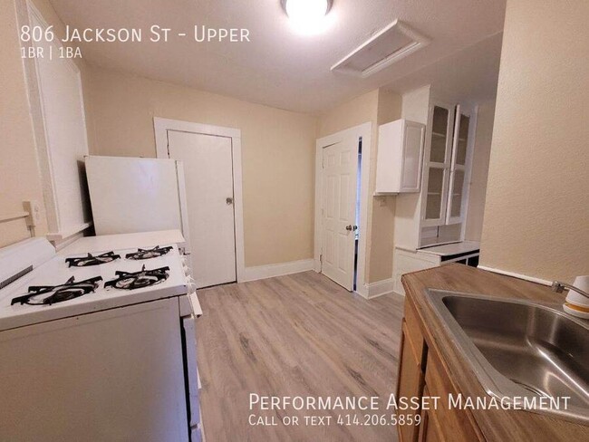 Building Photo - Cozy 1BR upper with balcony in Racine