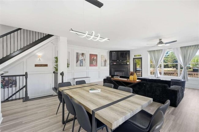 Building Photo - 9931 Mancunian Way