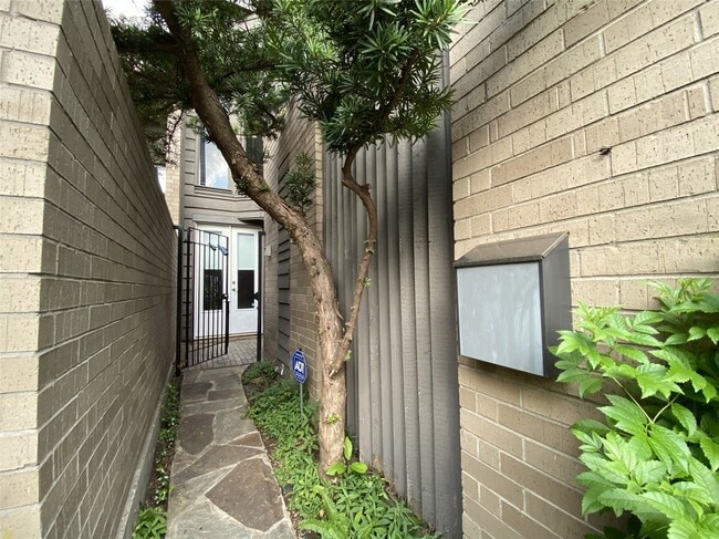 Building Photo - 5003 Yoakum Blvd