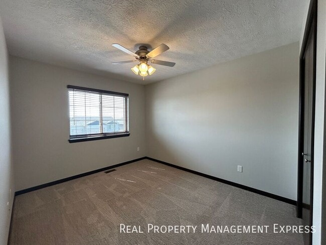 Building Photo - 3 Bedroom 2.5 Bathroom Townhome