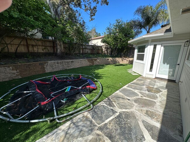 Building Photo - Updated 3 bedroom 2.5 bath with yard