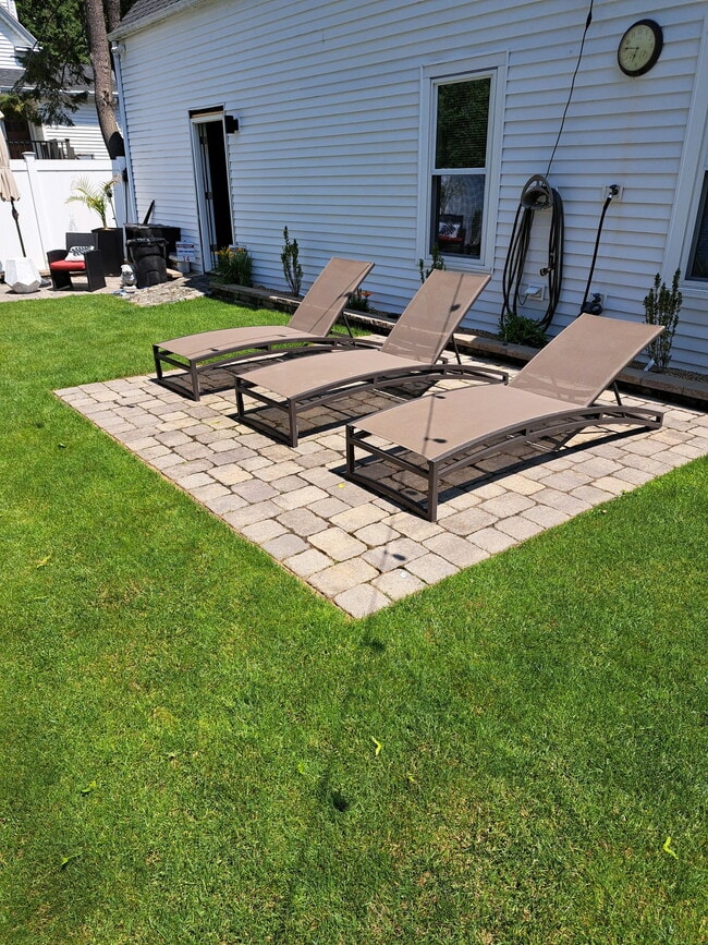 Building Photo - 14 Roy St