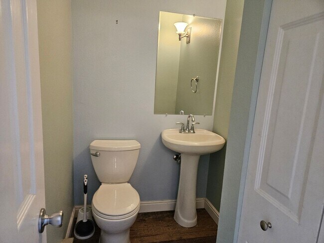 Building Photo - Updated Fort Collins Townhouse with Garage, Private Balcony & Central Location!