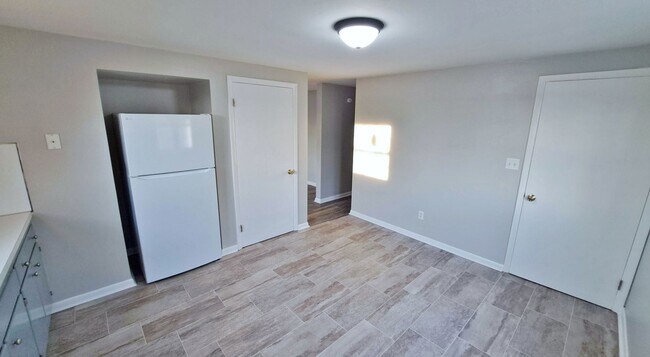 Building Photo - 400-404 Moul Avenue