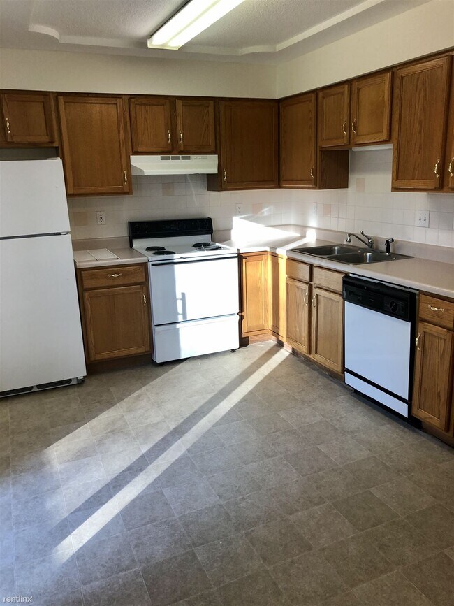 Building Photo - 2 br, 1.5 bath Townhome - Club Centre Apar...