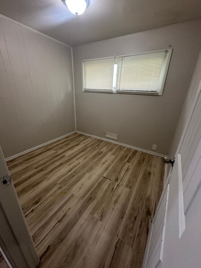 Building Photo - 3 bedroom 1 Bath