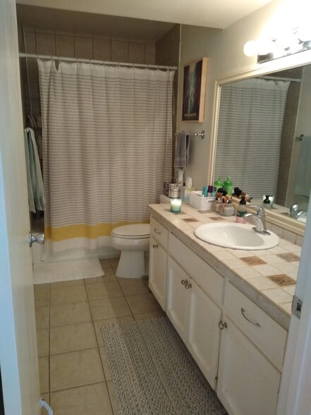 Building Photo - 2607 Pirineos Way